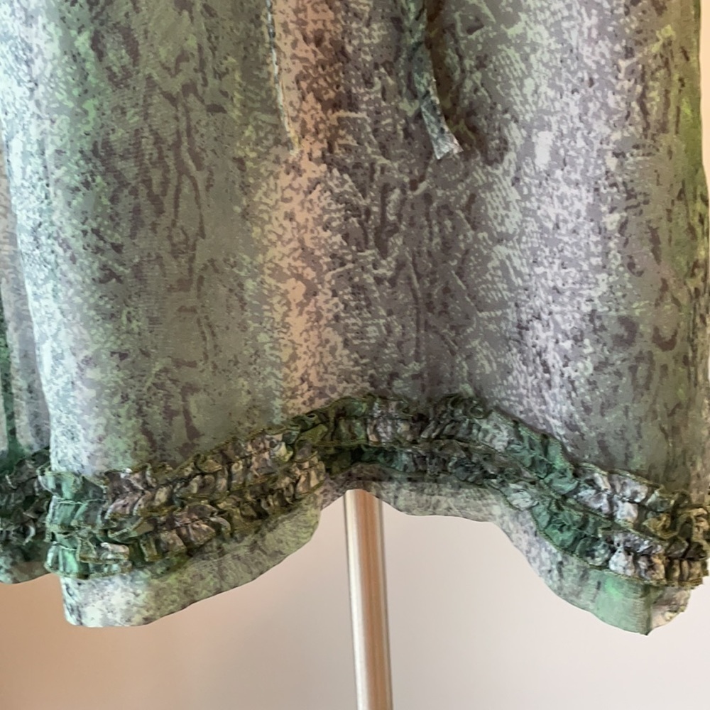 NWOT WOMEN’S RUFFLED sleeveless BLOUSE green snakeskin pattern neck tie L - Picture 5 of 16
